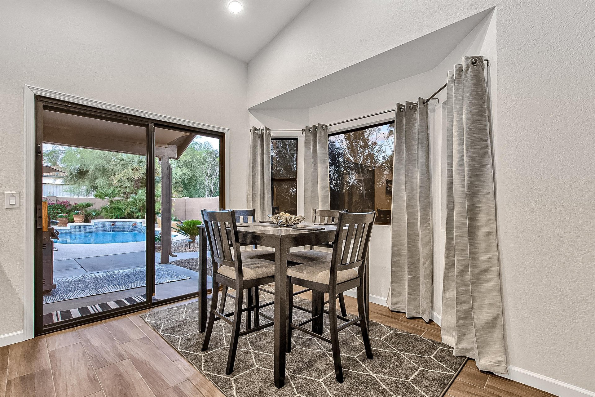 604579
