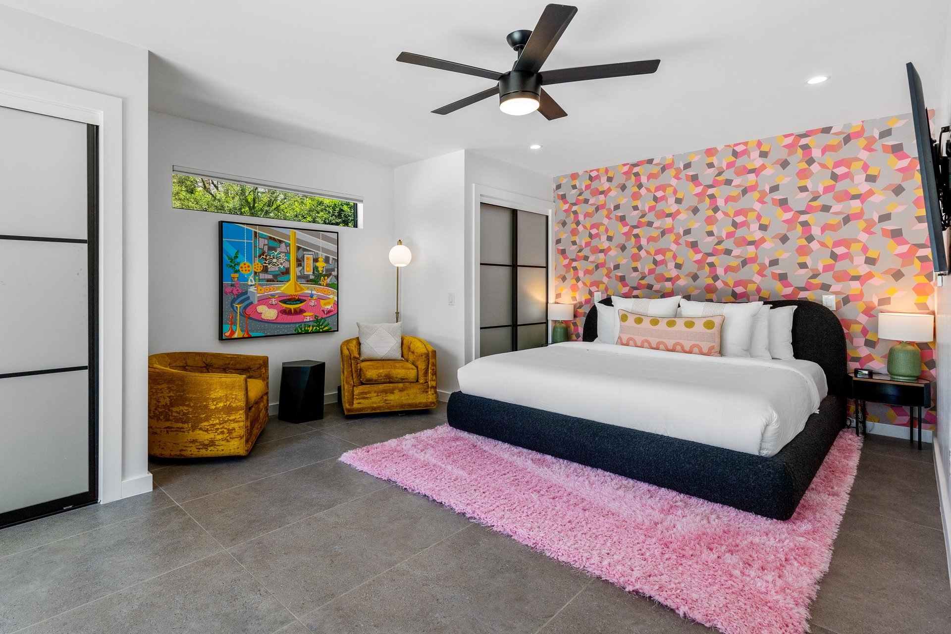Relaxing guest room