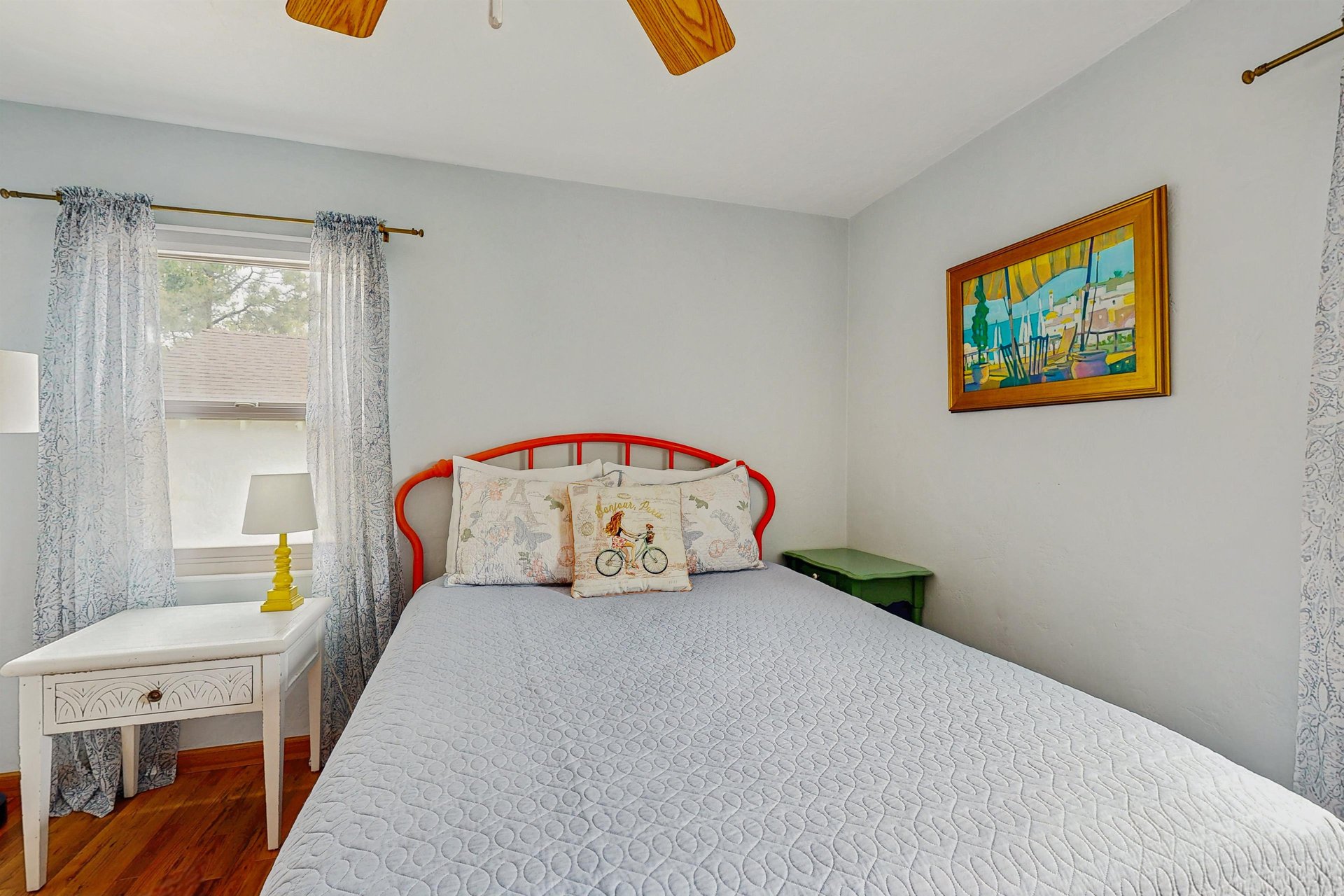 Queen size bed.