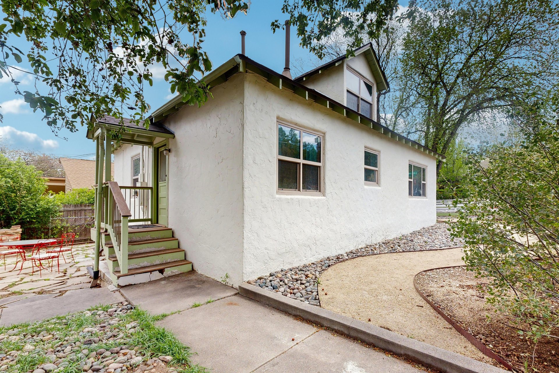 Side door leading to the back patio and walkway.