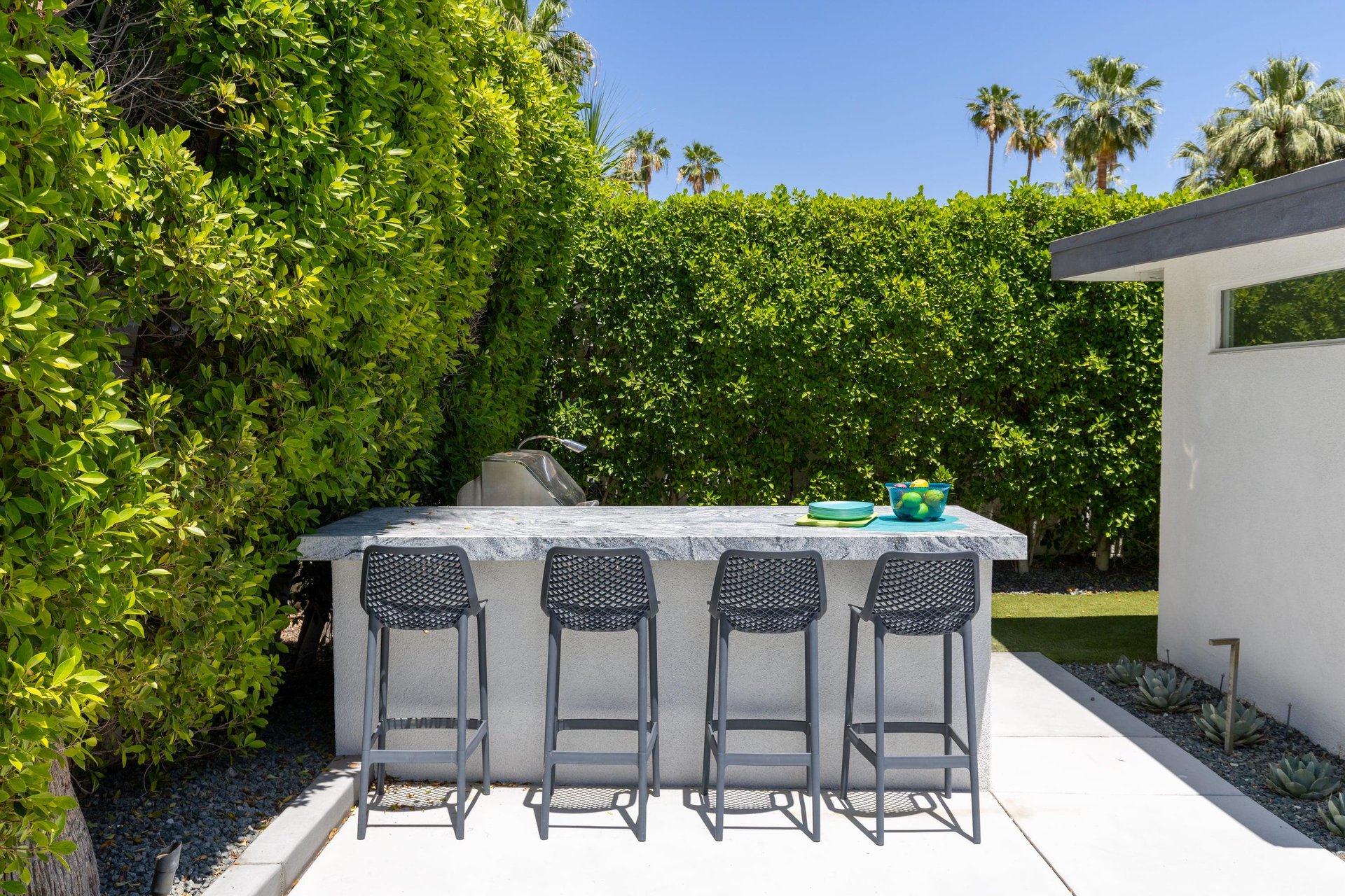 Bar seating for 4 guests overlooking the grill area.