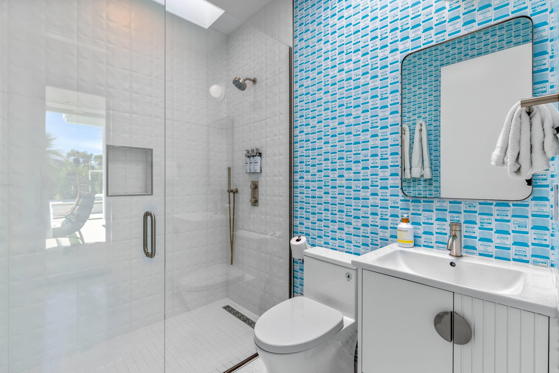 Full bathroom with amazing design next to the kitchen