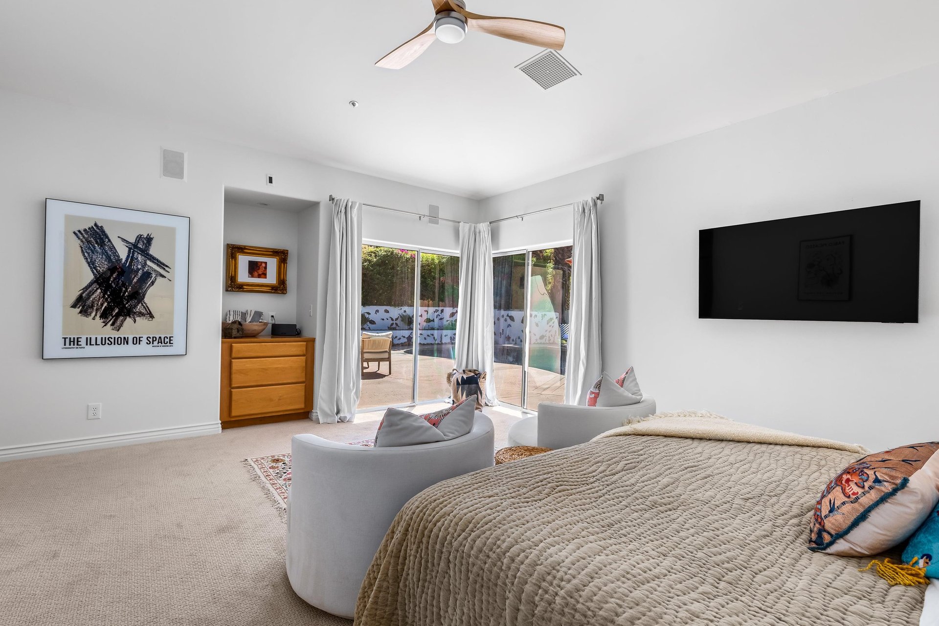 Cozy guest bedroom