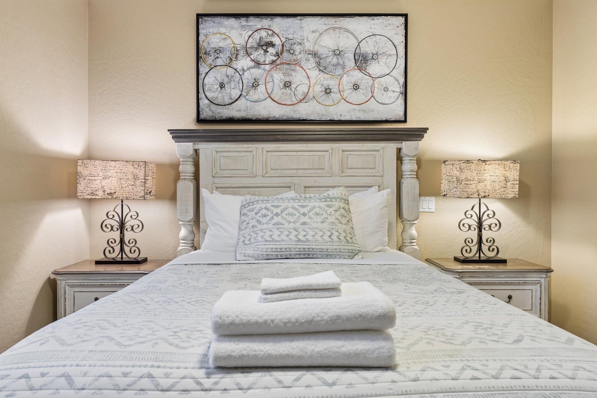 Queen size bed, flatscreen TV, and closet space.