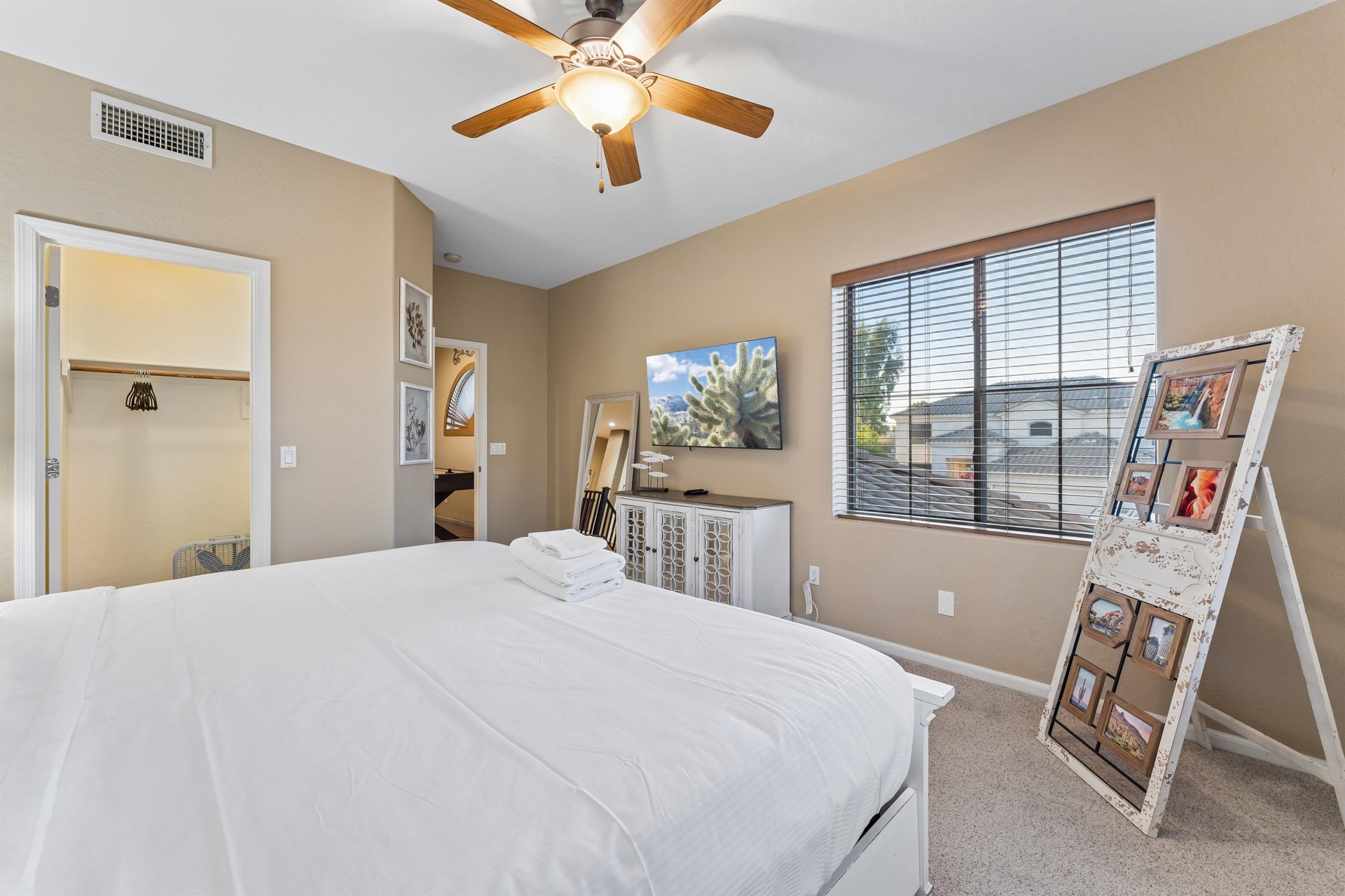King size bed, flatscreen TV, and closet space.