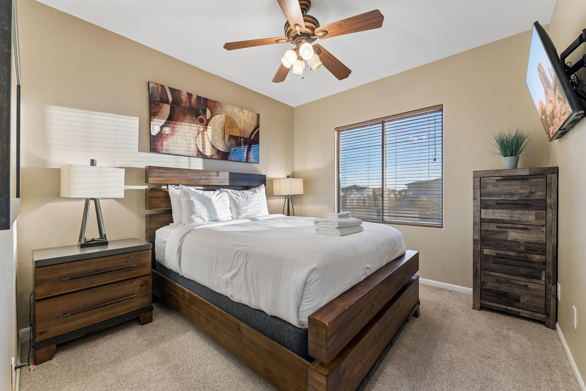 Queen size bed and flatscreen TV.