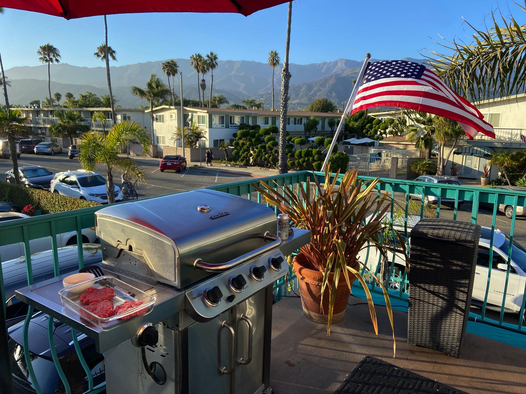 This is the common BBQ area located on the secondfloor deck