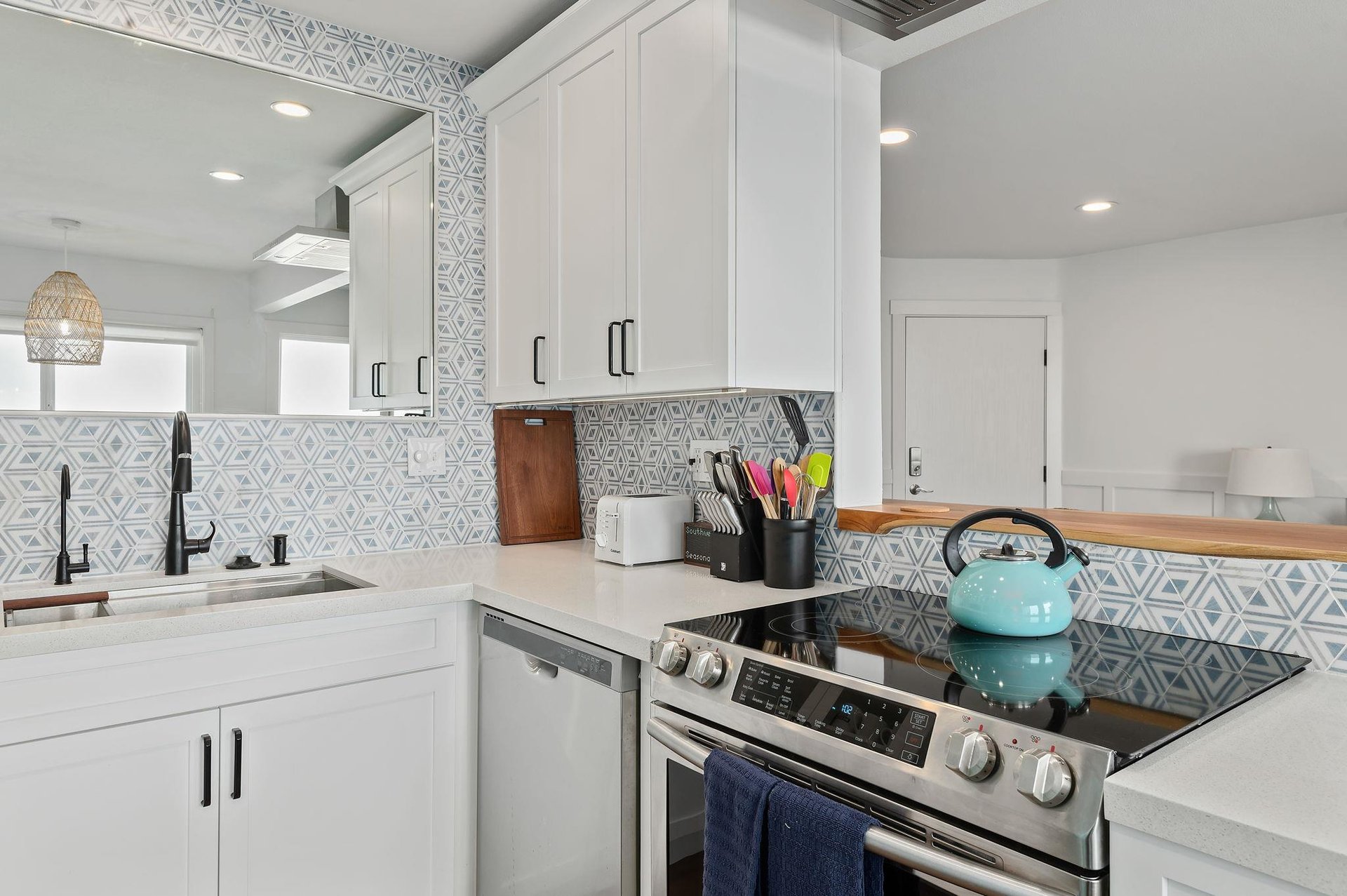 Tyle backsplash in the kitchen.