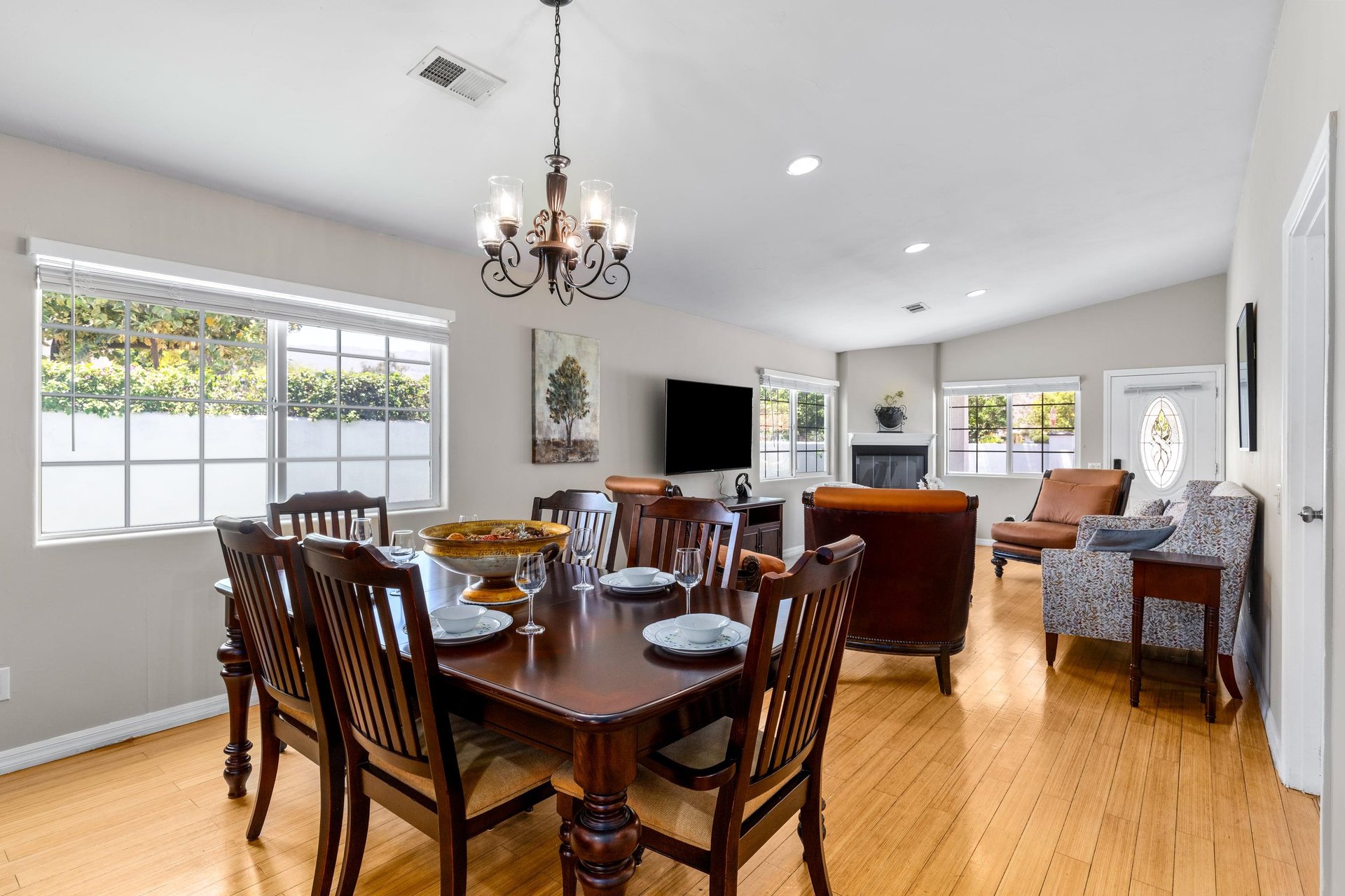 Dining table and chairs for 6 guests.