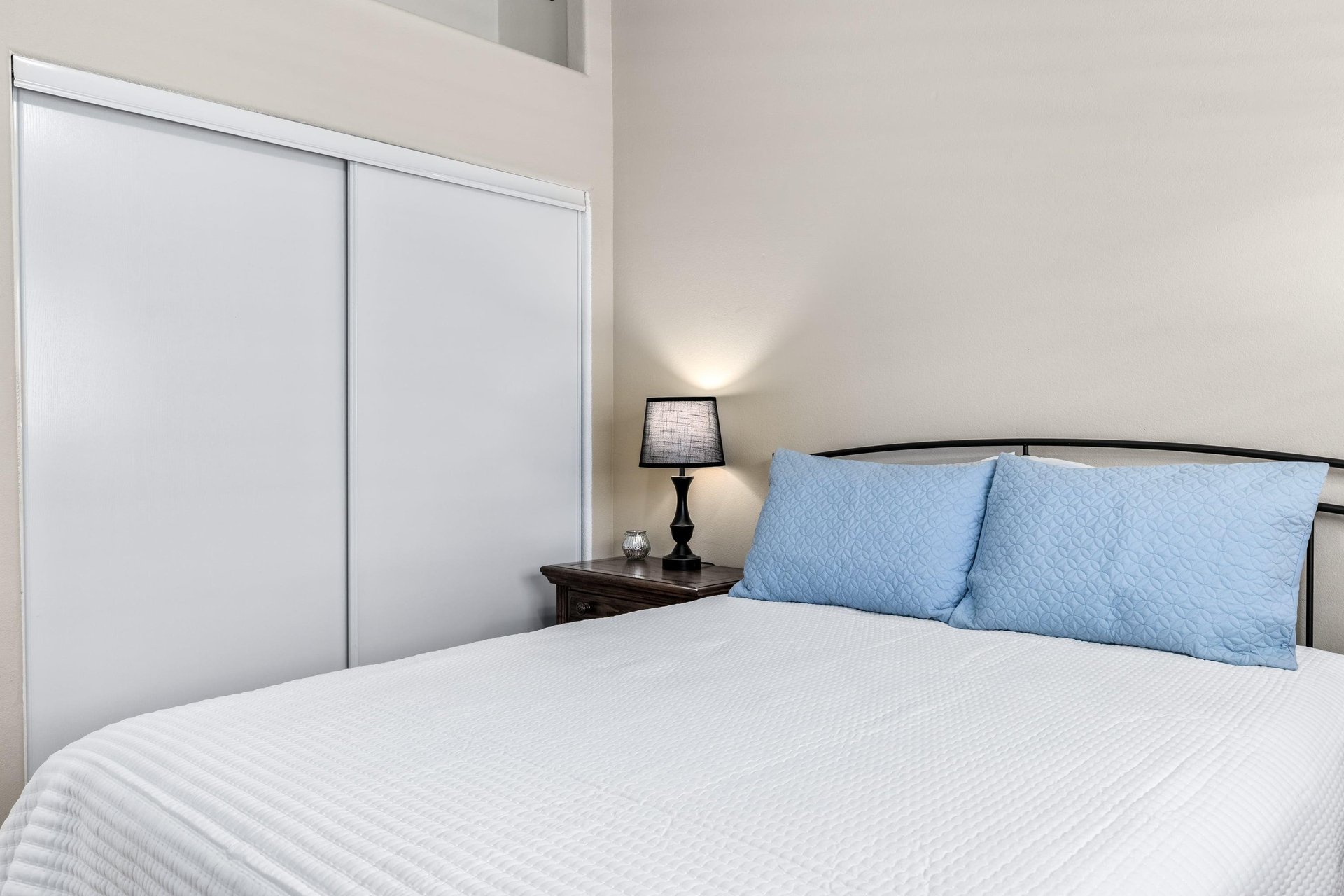 Queen size bed.