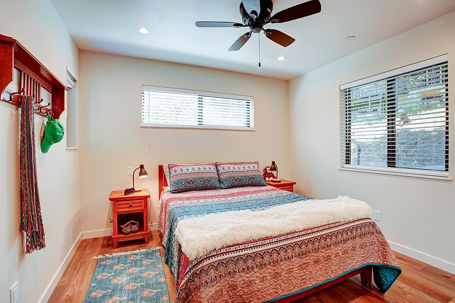 Queen size bed.