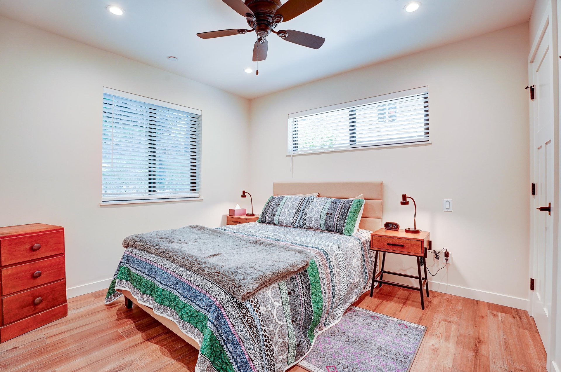 Queen size bed.