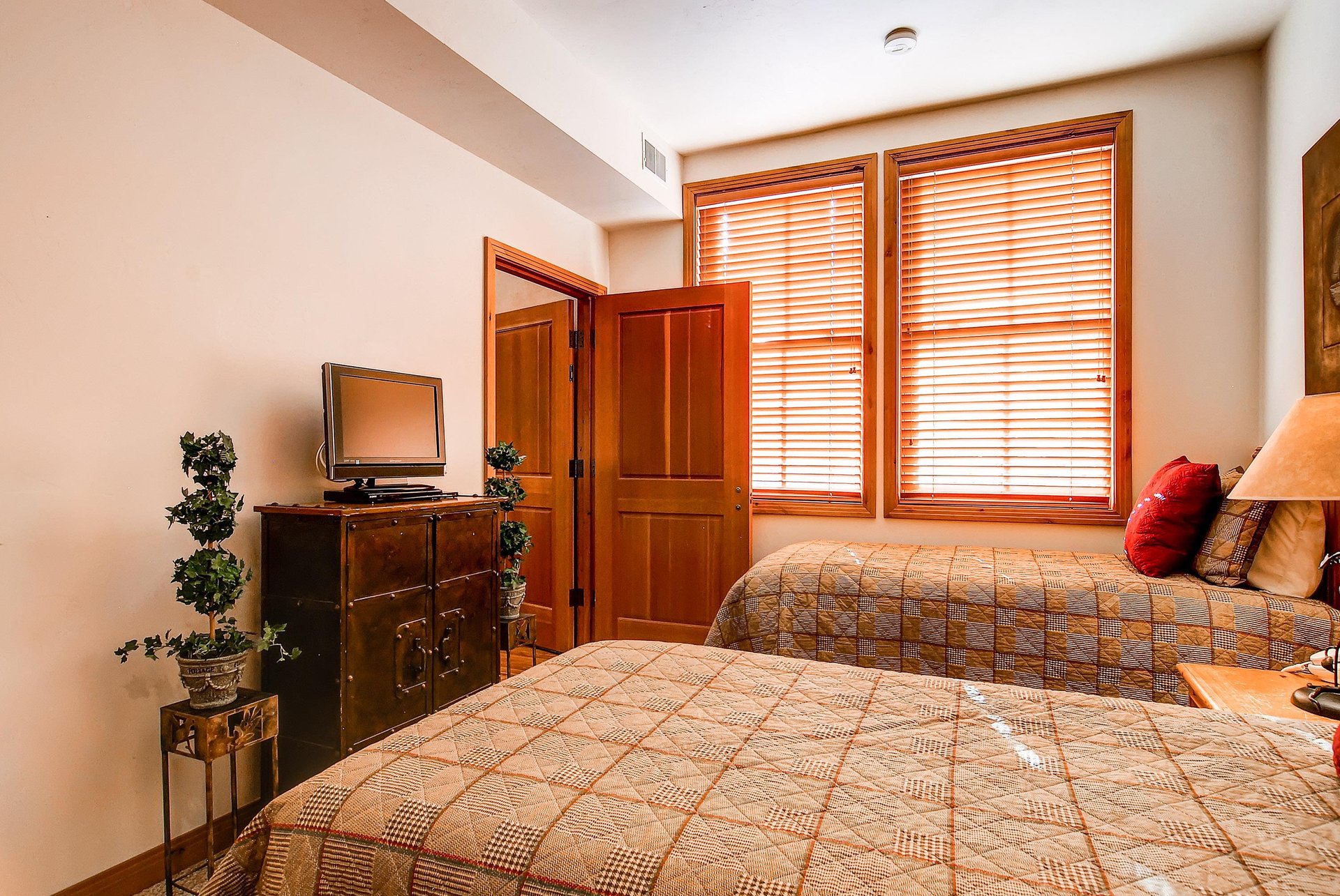 Second bedroom natural light  Park City LodgingLift Lodge 203