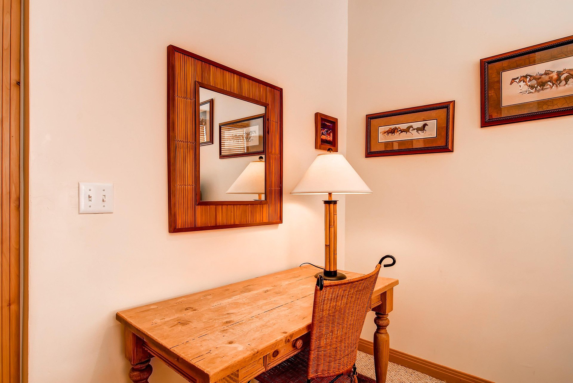 Writing desk  Park City LodgingLift Lodge 203