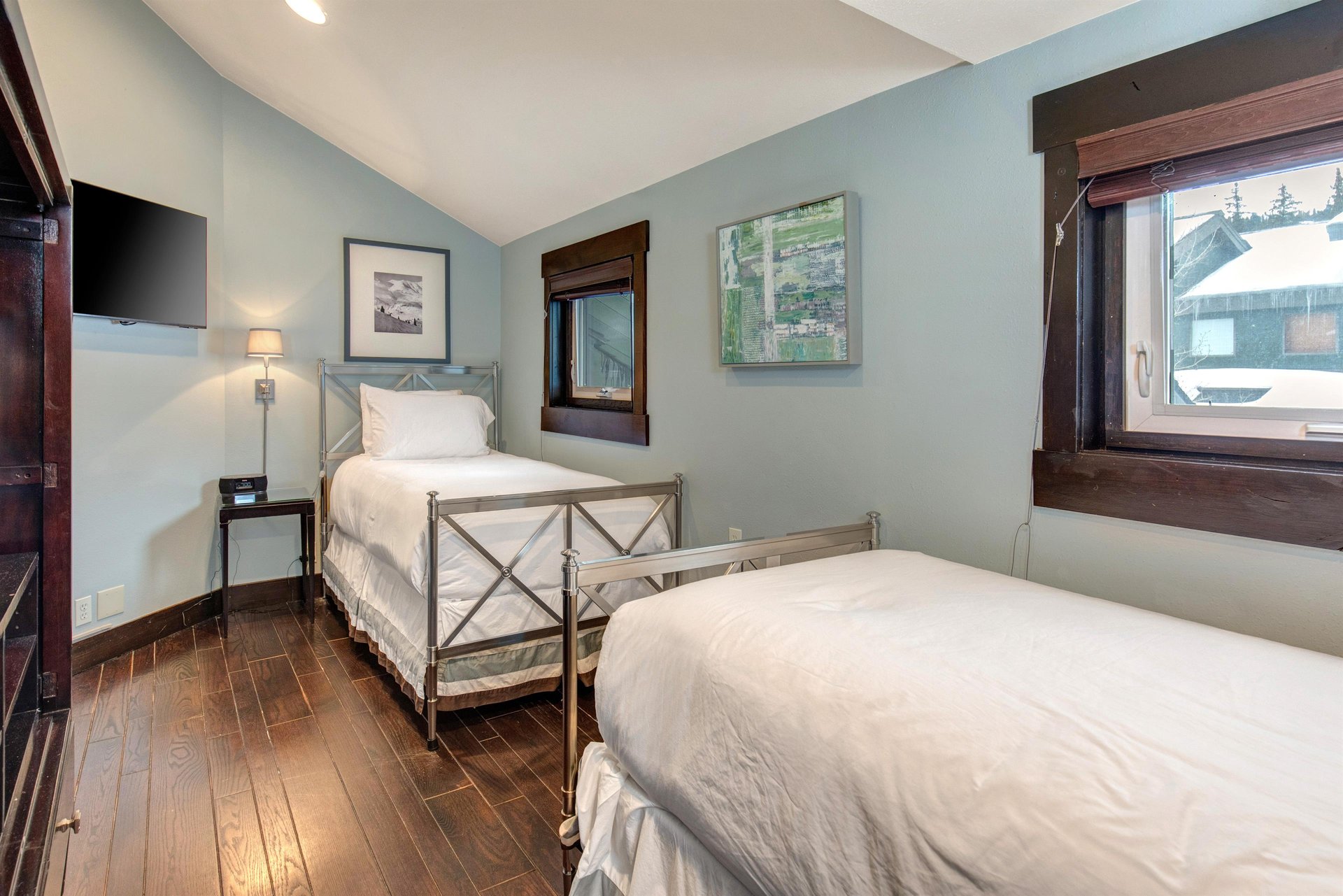 The bedroom with two twin beds.