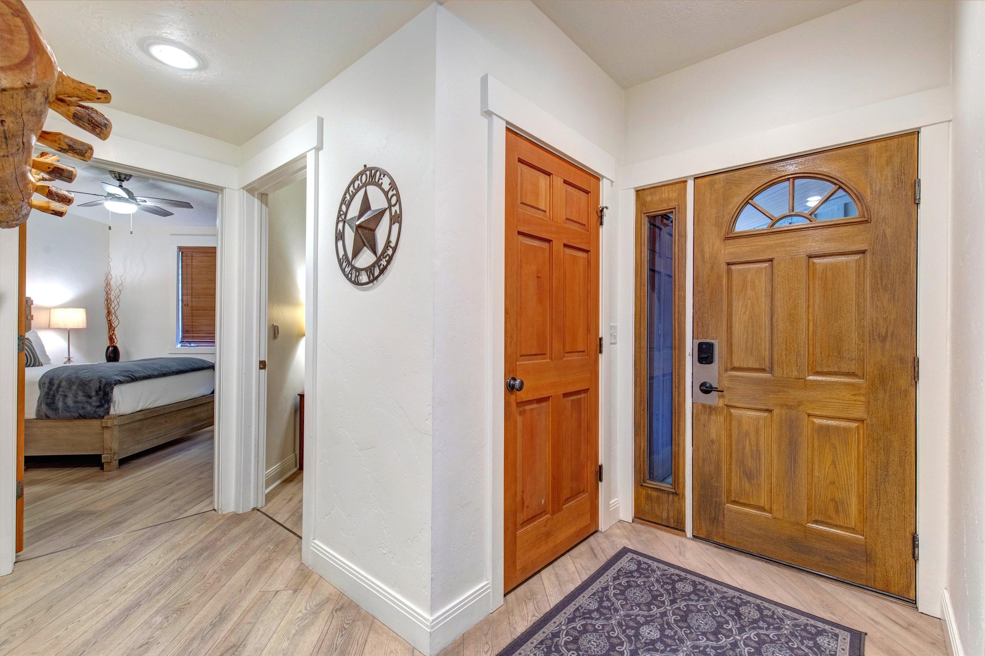 The main entrance with Texasstyle décor welcomes you into this property. A glimpse of the bedroom hints at the comfort awaiting beyond the open doorway.
