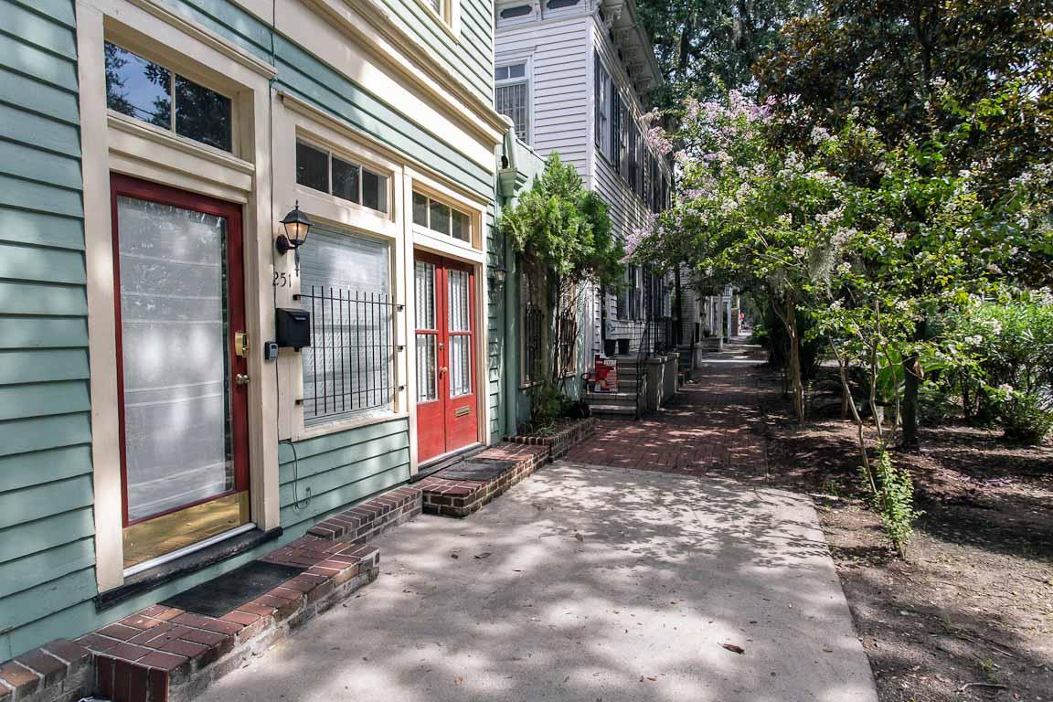 River Street is only a 5 minute walk North.