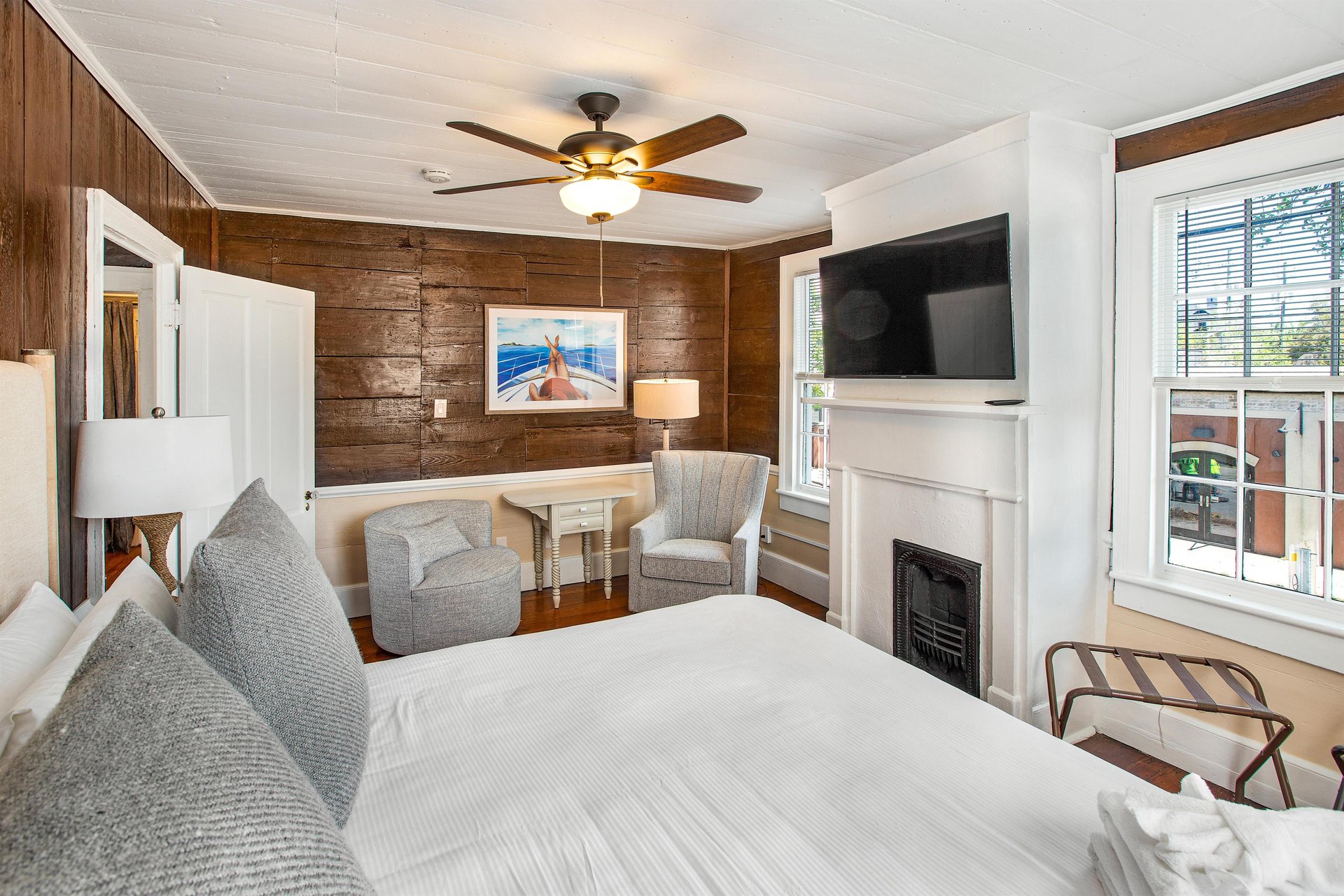 Plenty of space to spread out, and watch your favorite shows via the smart television.