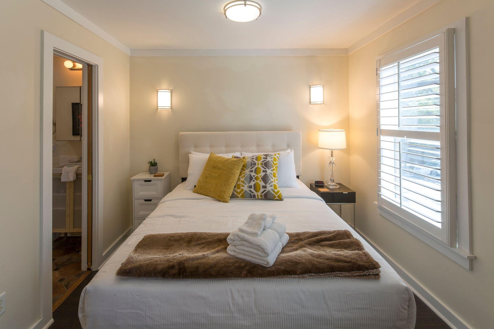 Get a good nights rest in this queensize bed.