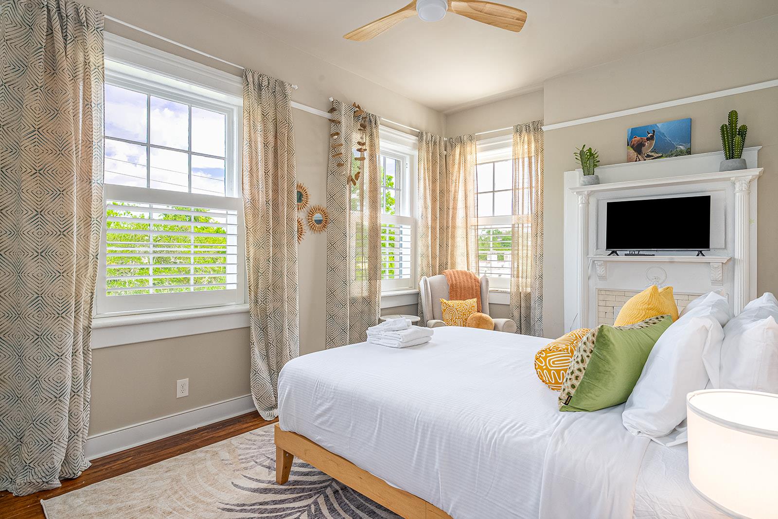 Dont fret, this guest room also features large windows with soaring views, and a smart television.