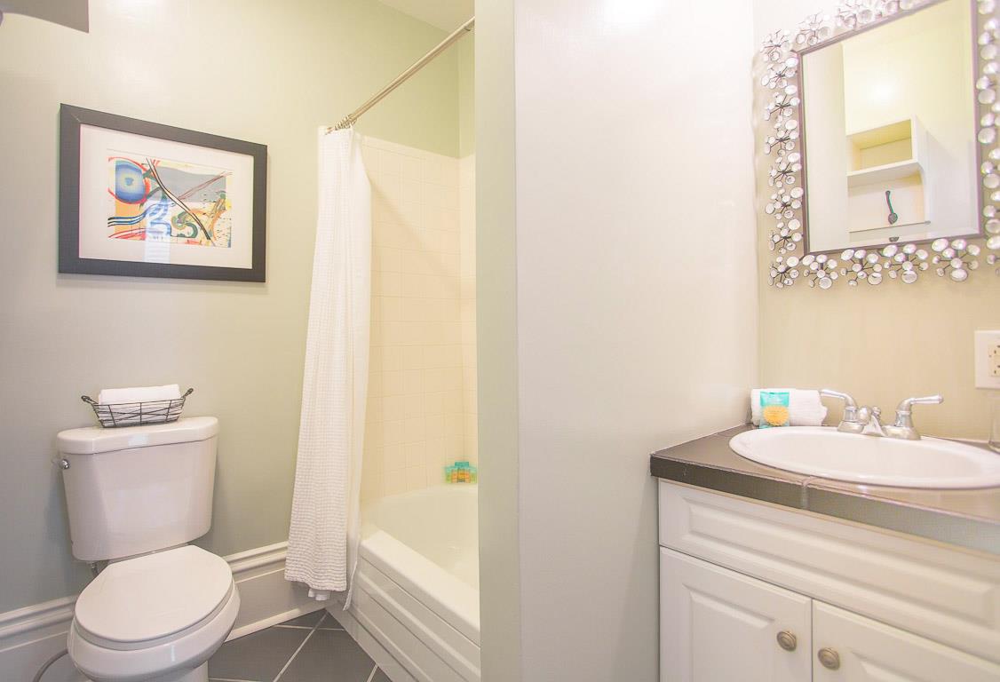 The full bath has a tubshower combo.