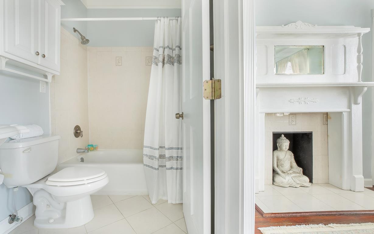 The full bath has a tubshower combo.