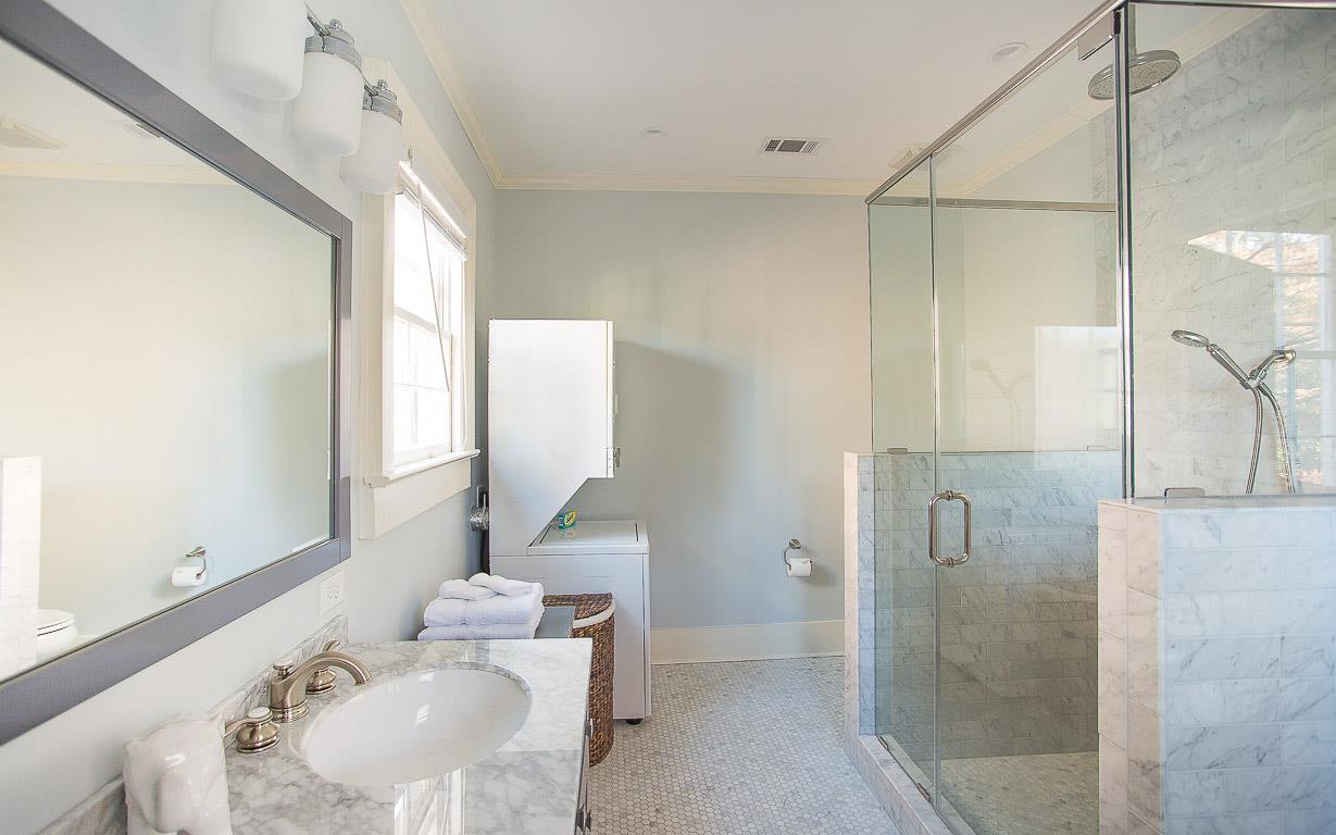 A stackable washerdryer can be found in this bath.