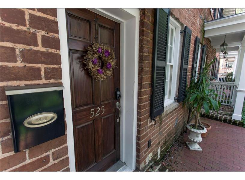 Front entrance to the Wandering Artist.