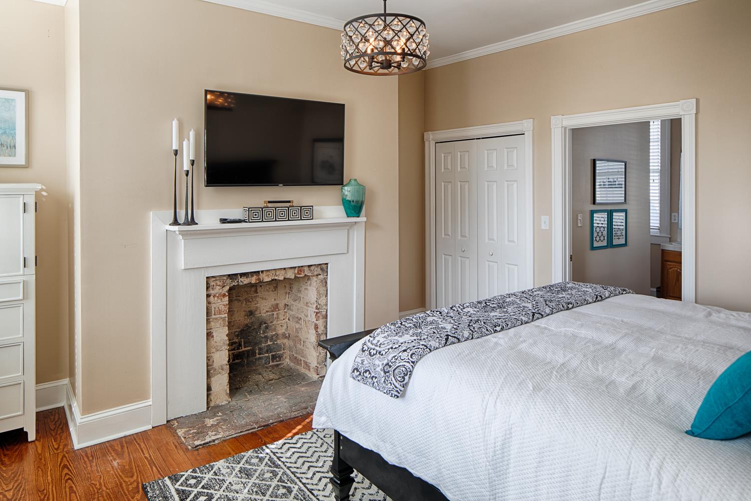 Enjoy your favorite streaming channels from bed.