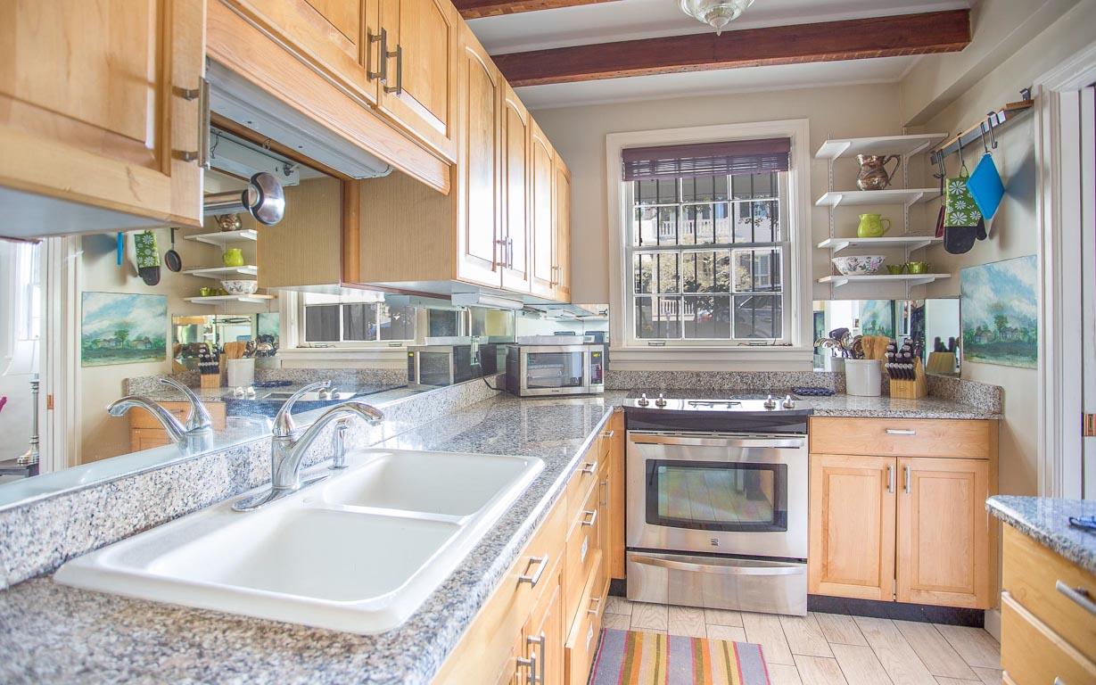 Garden level guests have their own fullyequipped kitchen with stainless steel appliances.
