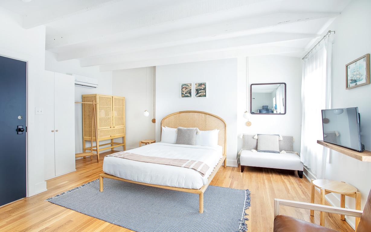 Never feel cramped with plenty of floor place and tall ceilings.