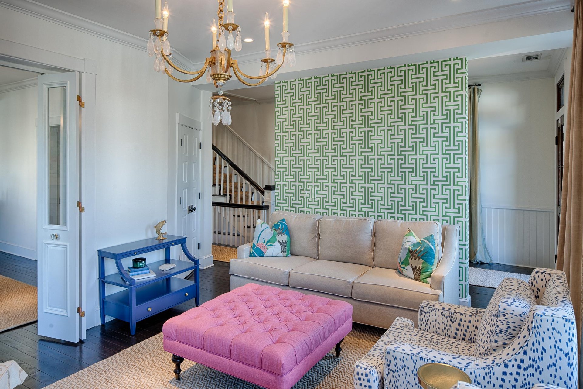 The spacious living room offers tastefully selected furnishings.