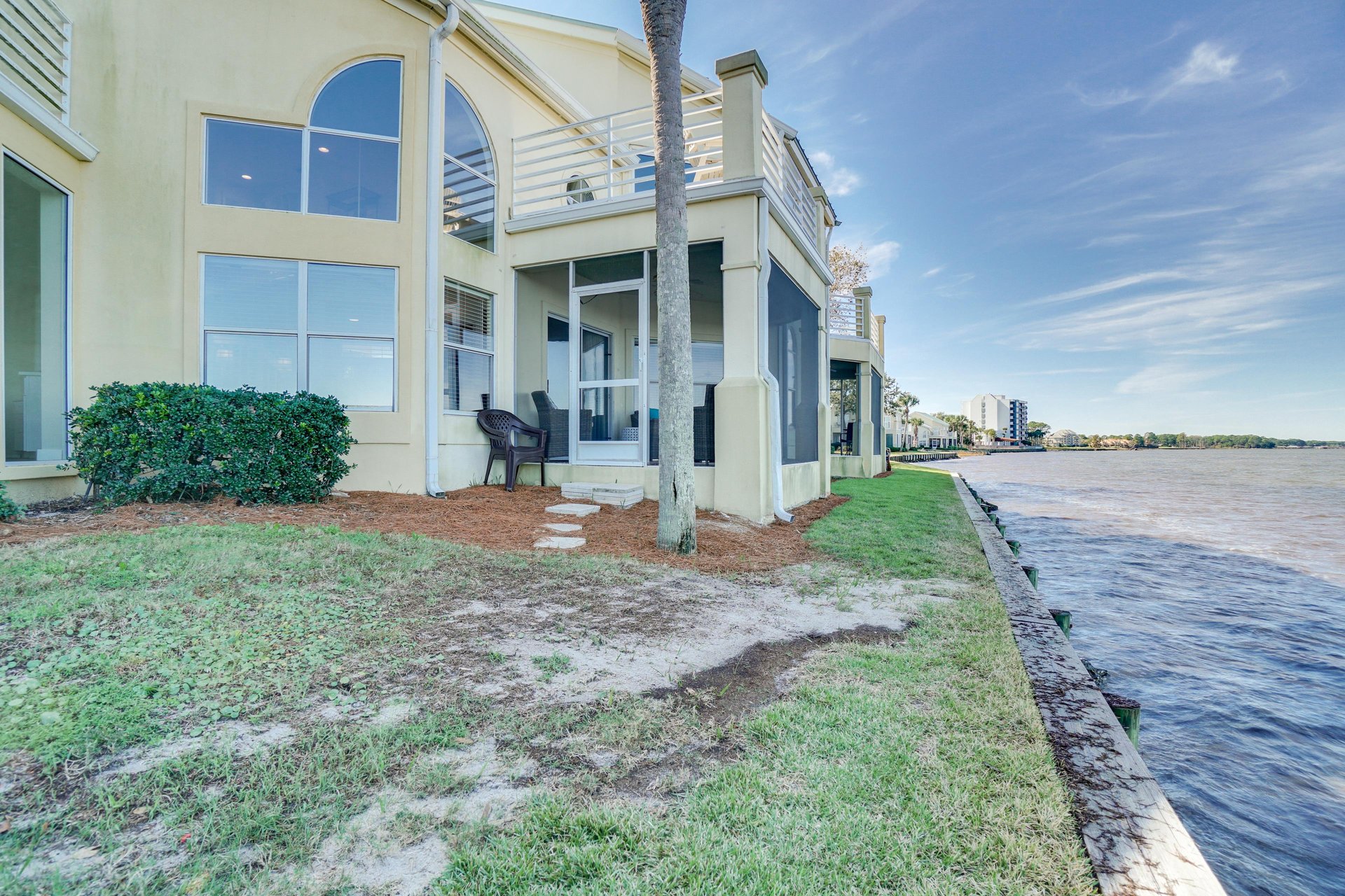 Northshore 977  Exterior