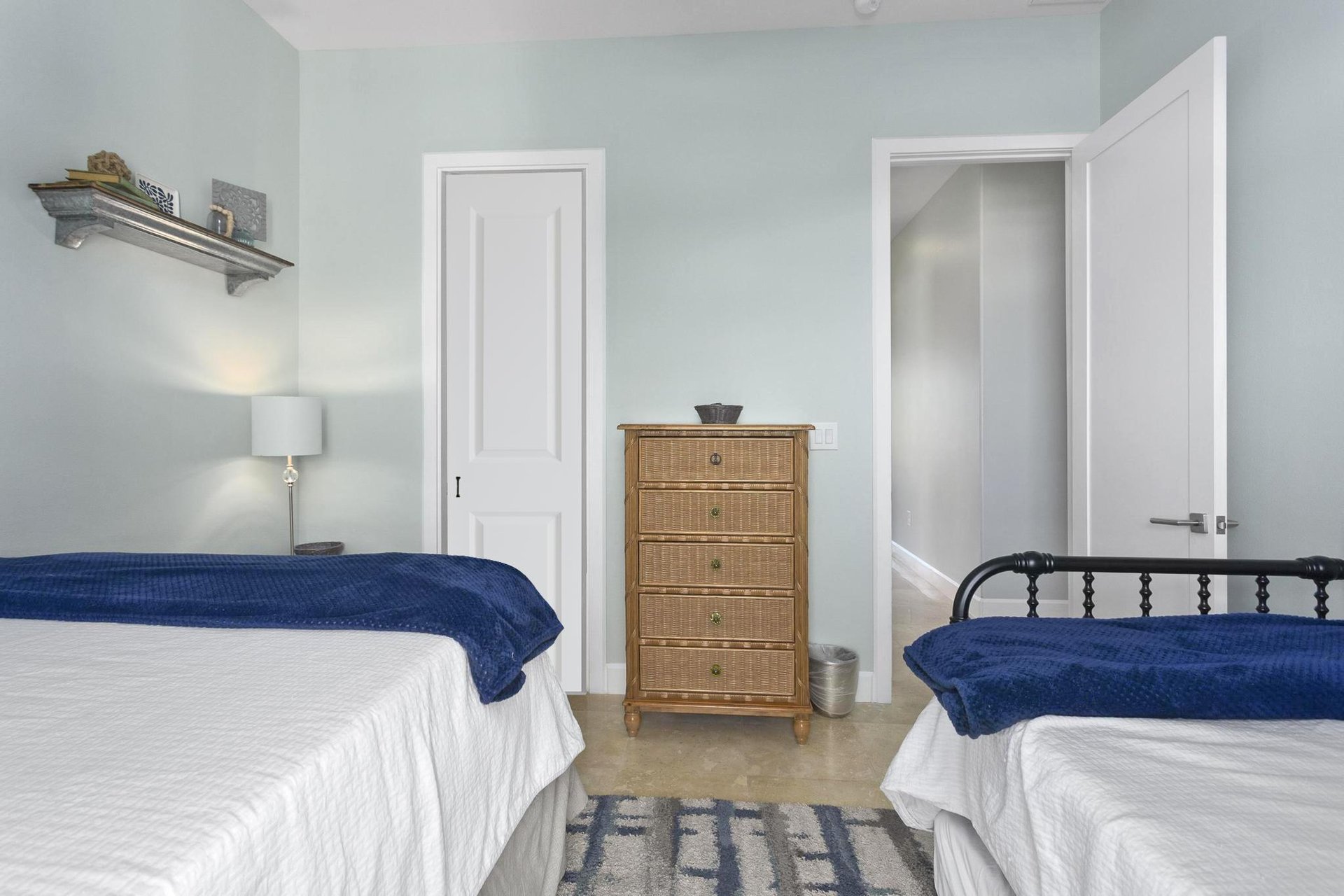 Ariola 1405  The Big Yellow Beach House 21