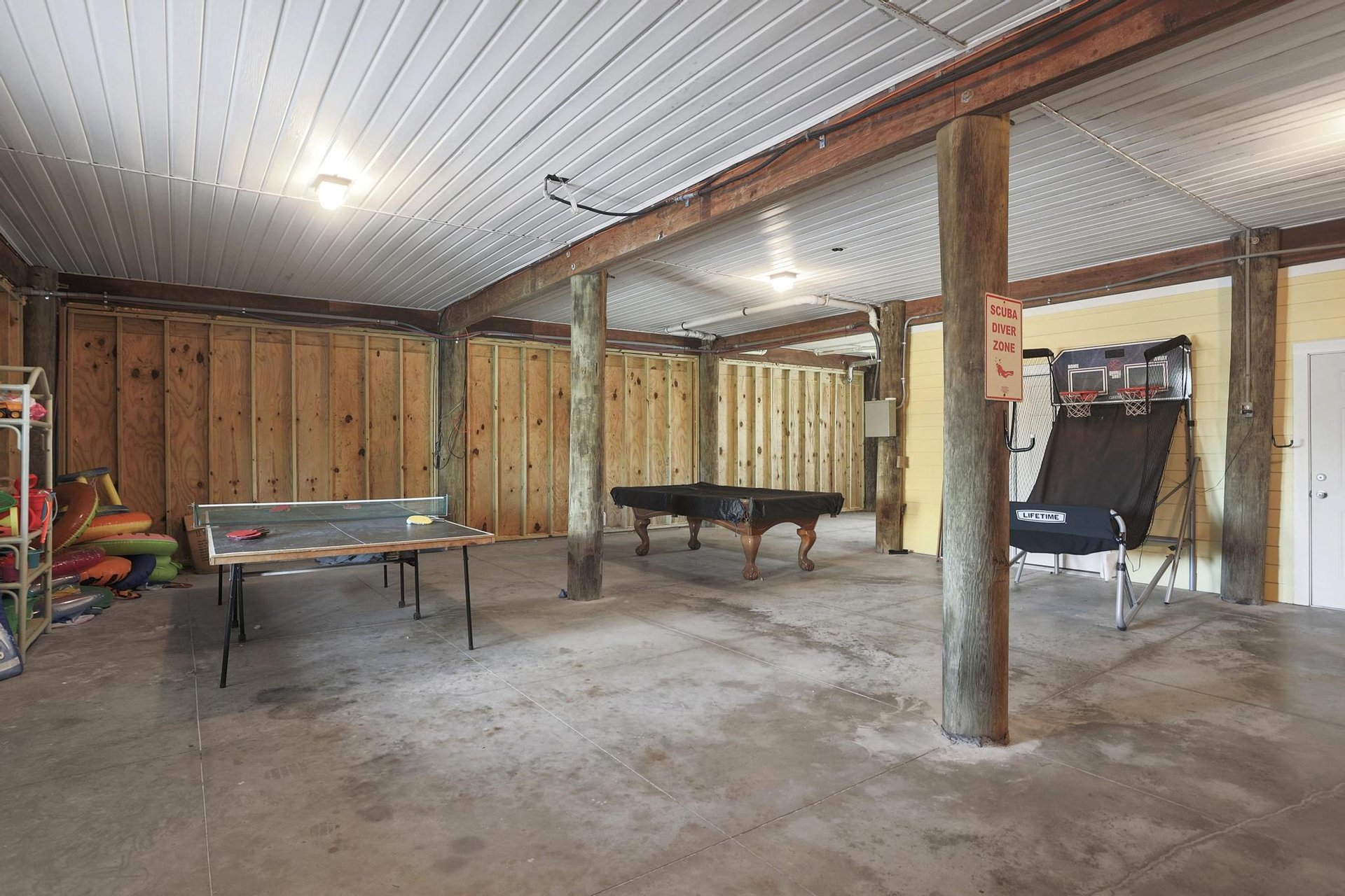 Ariola 1405  The Big Yellow Beach House 27