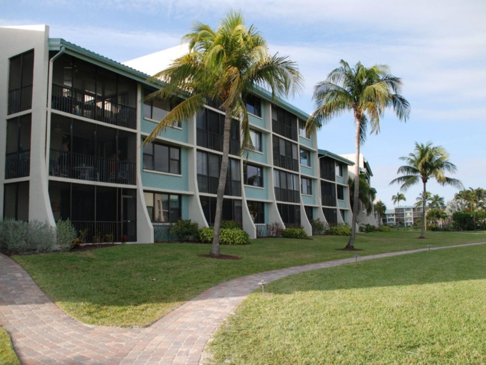The wellmanicured gronds at Loggerhead Cay Condos