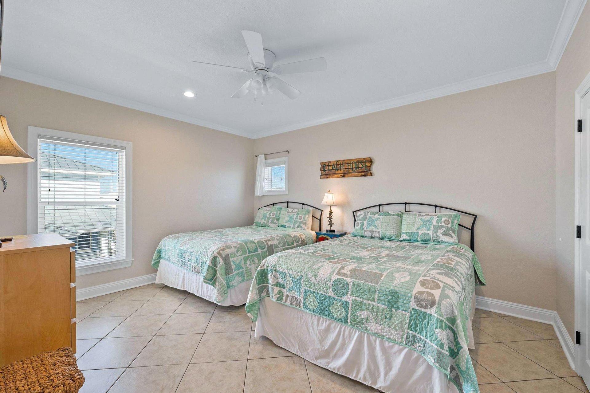 Ariola 1311  The Dolphin House 22