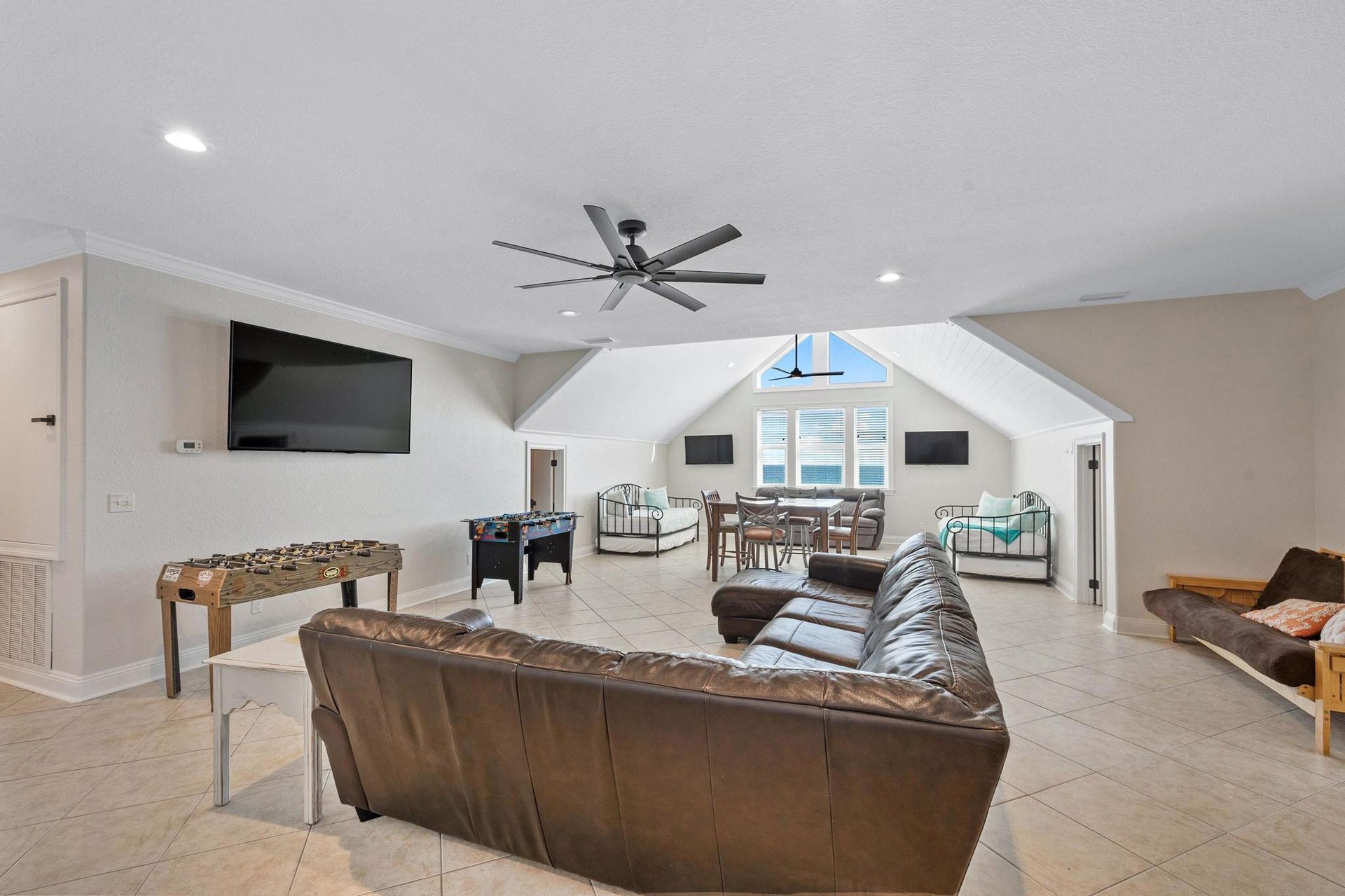 Ariola 1311  The Dolphin House 24