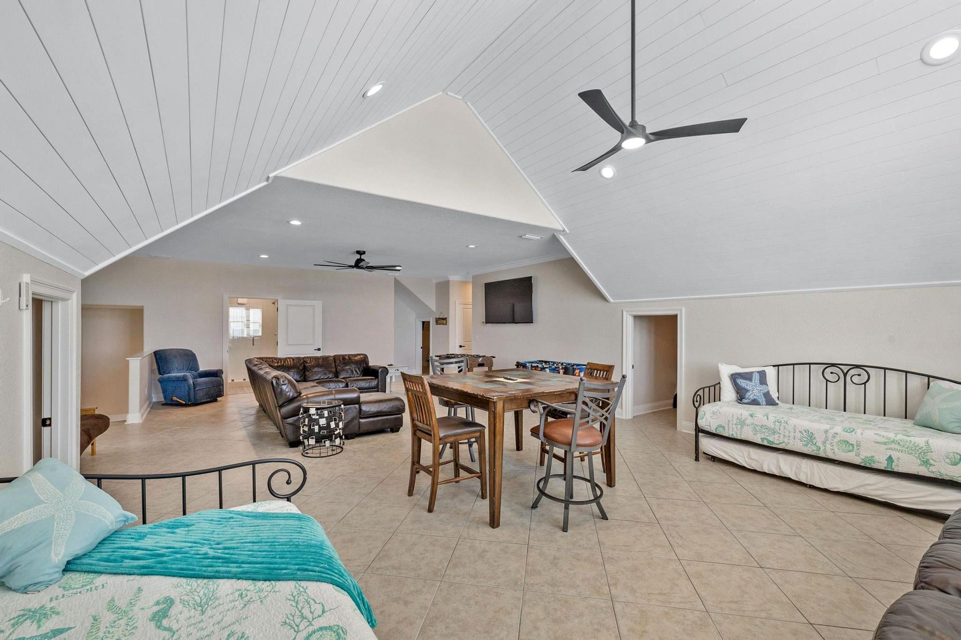 Ariola 1311  The Dolphin House 26