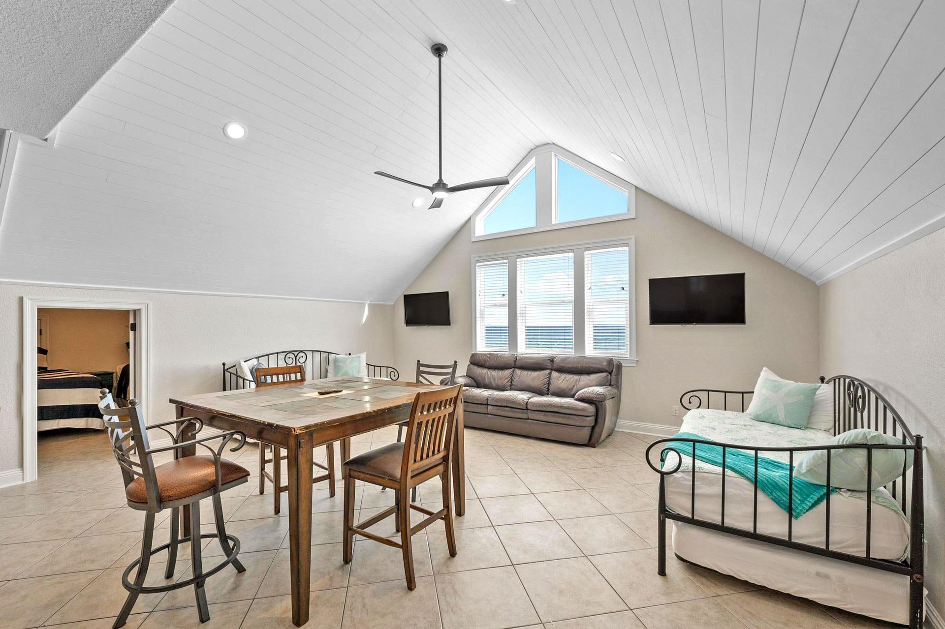 Ariola 1311  The Dolphin House 27