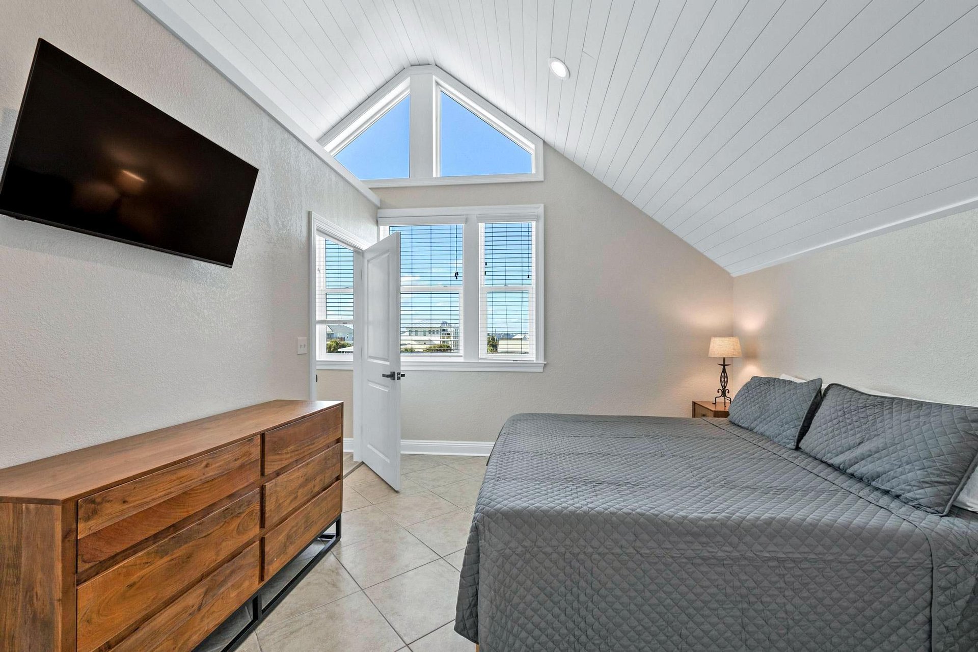 Ariola 1311  The Dolphin House 28