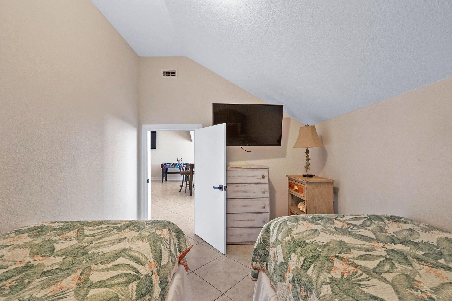 Ariola 1311  The Dolphin House 31