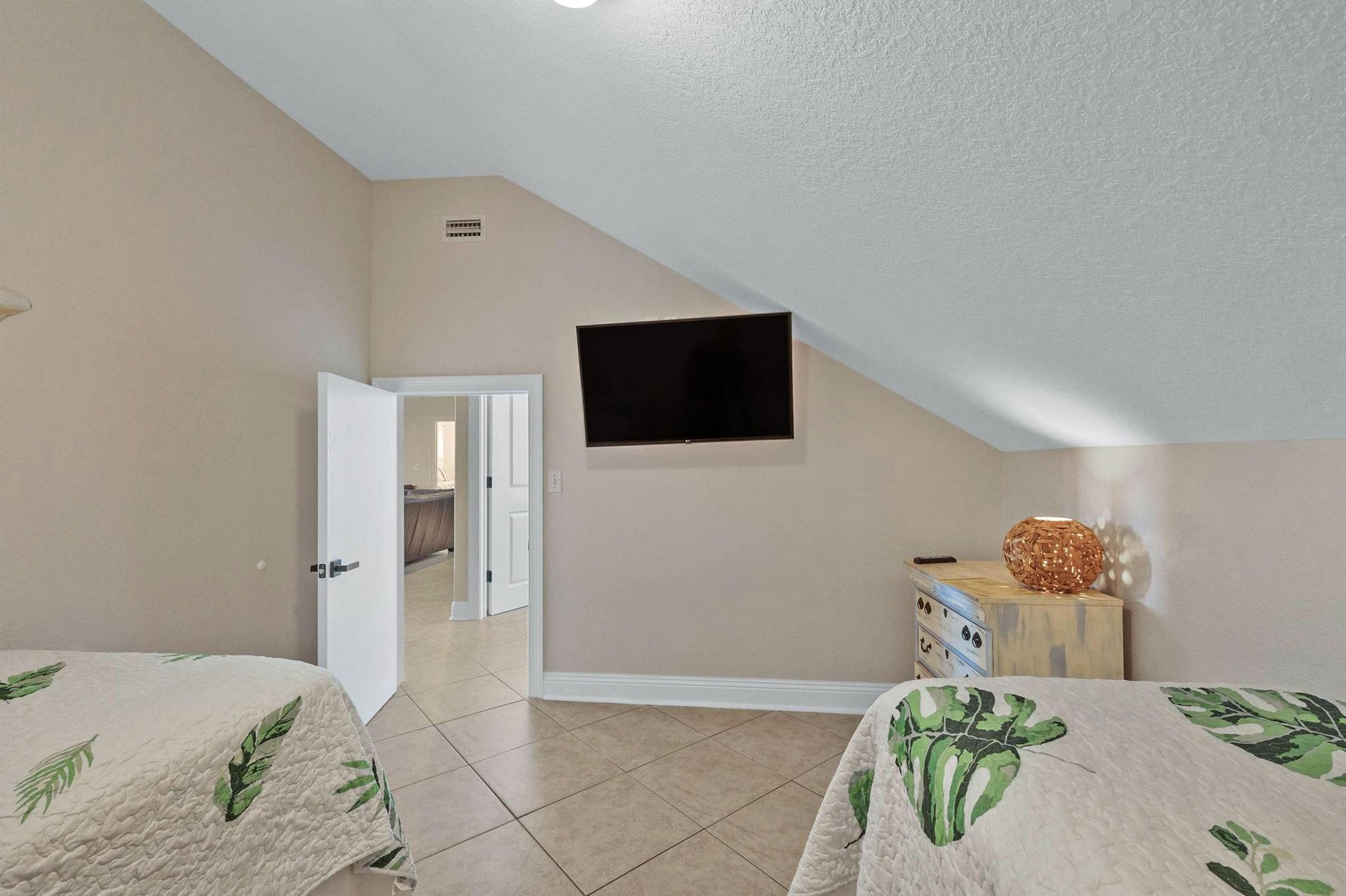 Ariola 1311  The Dolphin House 32