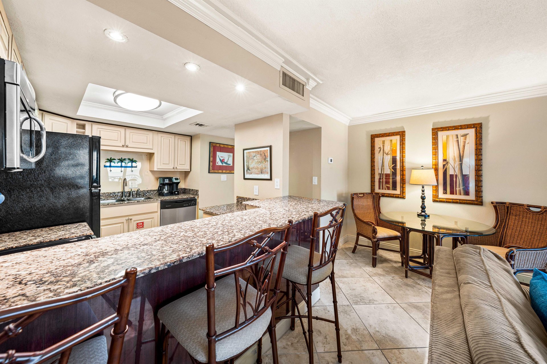 Holiday Surf and Racquet Unit 613 8