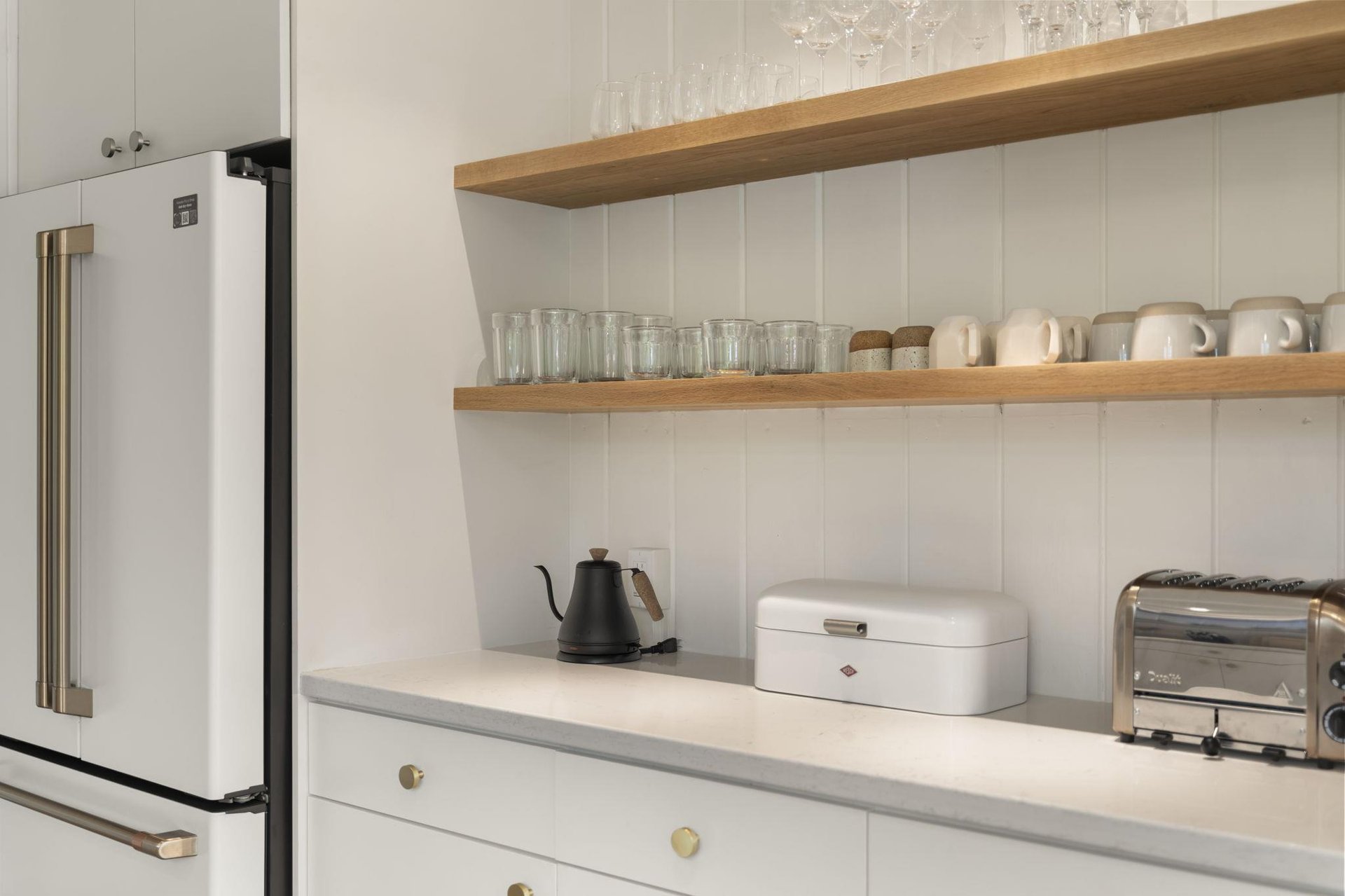 Full sets of cookware and kitchenware