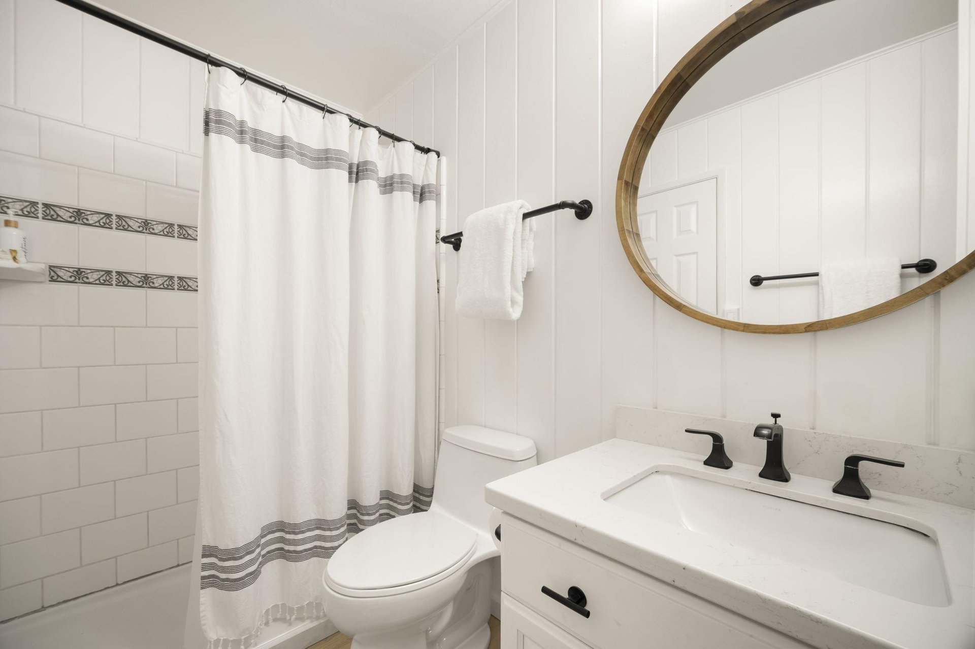 Master bath with tub