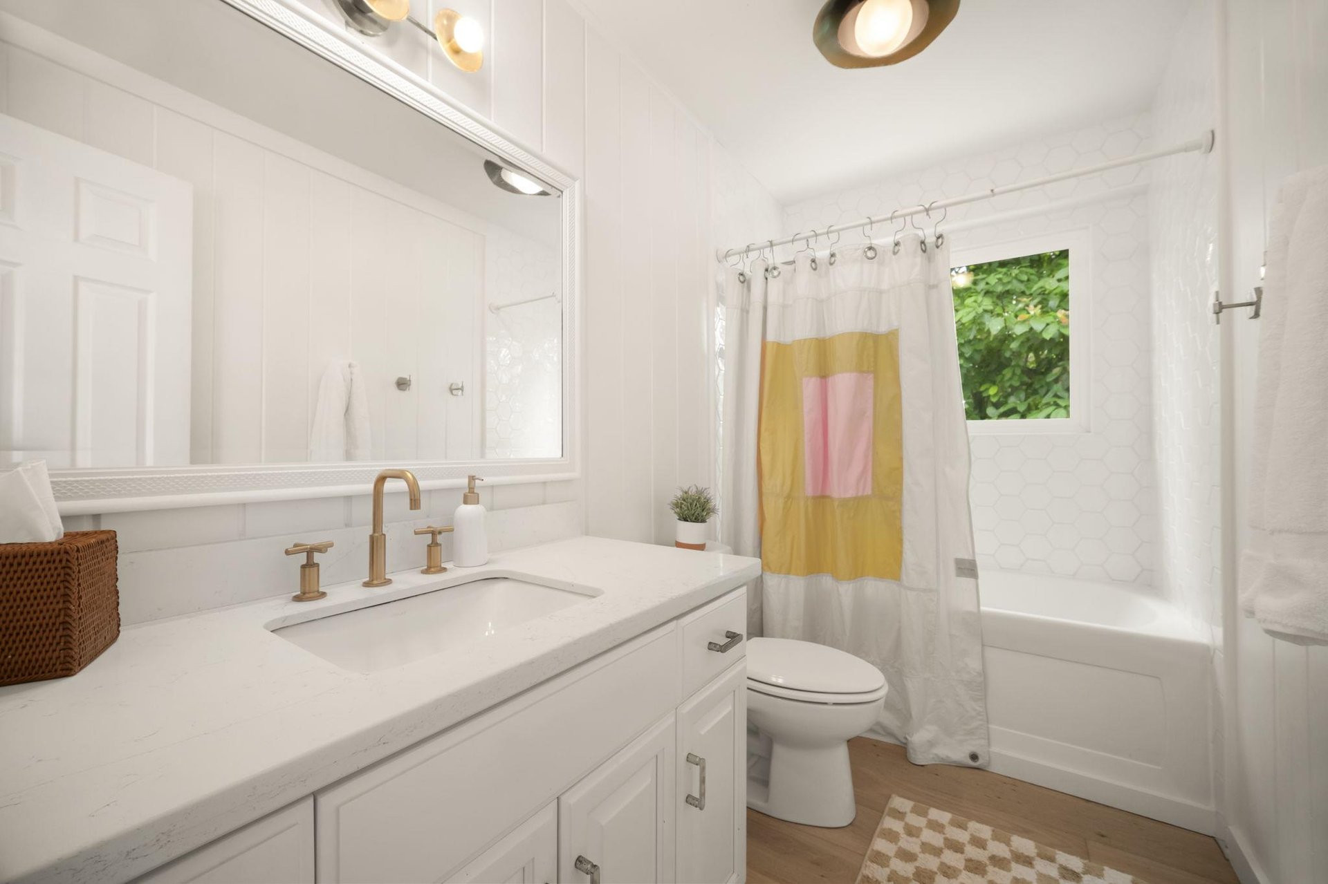 Full guest bathroom