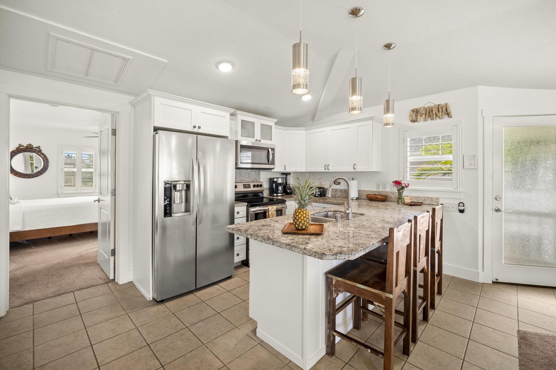 Full kitchen with breakfast bar