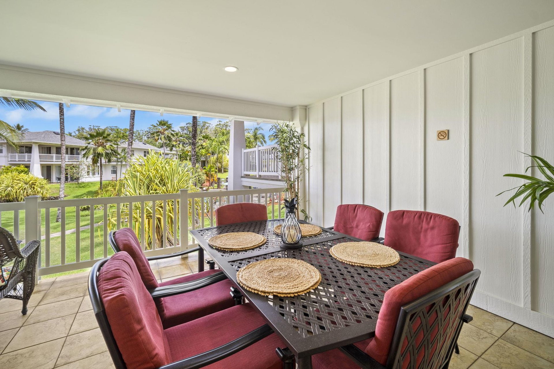 Dine al fresco in the Hawaiian breeze