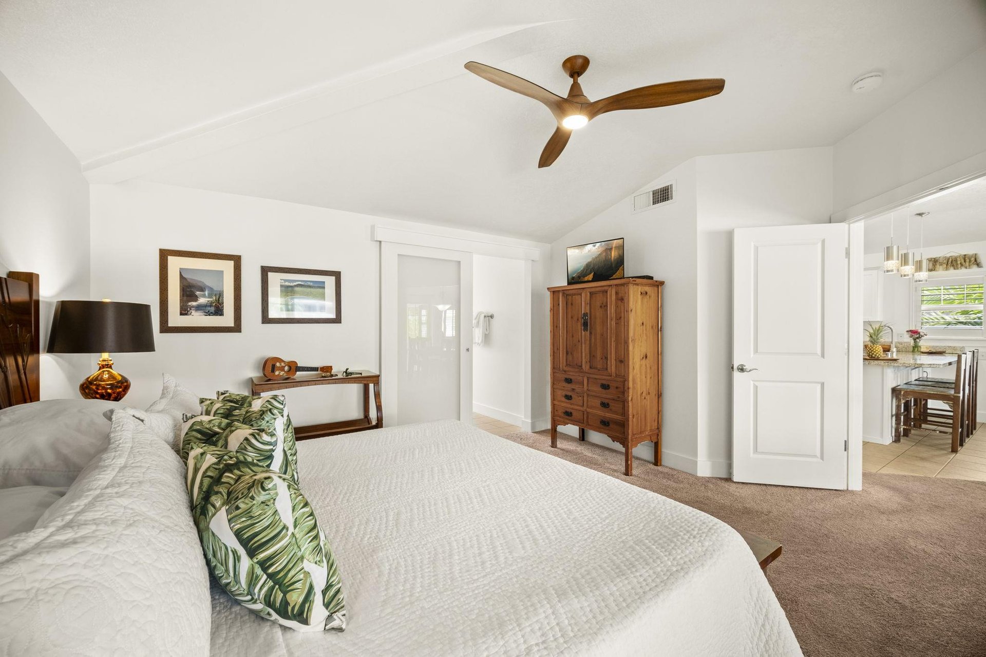 Spacious Master with TV